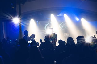 开云官方网页登录-C罗与粉丝互动现场热情高涨，c罗与队友